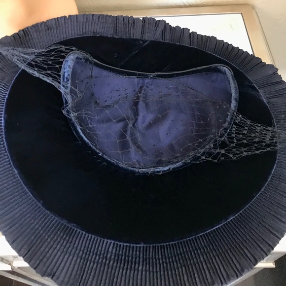 FABULOUS 1950s\' NAVY FABRIC AND VELVET \'CART WHEEL\' HAT WITH MATCHING HALF VEIL main image 13